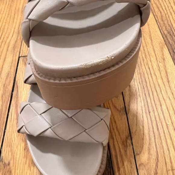 Steve Madden Platform Sandals in the color Tan Size 7 - Picture 5 of 7